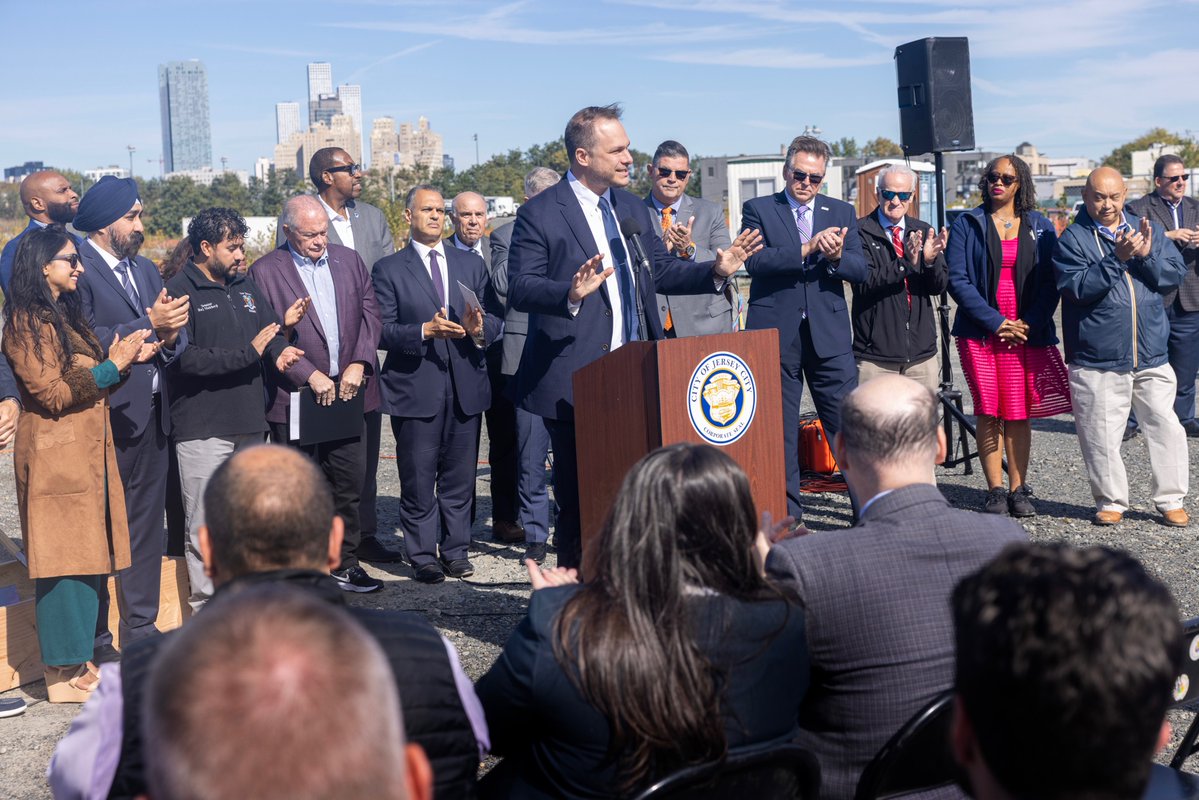 SolomonforJC's tweet photo. Today we broke ground on Canal crossing bringing over 100 deeply affordable units to the South Side some with rents less than $1,000 a month. Development must serve ALL our residents, strengthen our neighborhoods and keep Jersey City residents in the city they call home. https://t.co/rJ1AiEjr70