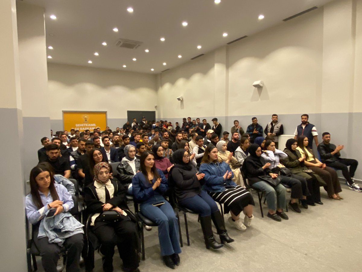 akgncsehitkamil's tweet photo. Gençlik; sadece bugün değil, yarını da inşa eden güçlü bir iradedir. İnancımızla, heyecanımızla ve azmimizle geleceğe yürüyoruz!

Haftalık olağan toplantımızı, Gençlik Kolları Başkanımız Sn. Yakup BEŞE Başkanlığında gerçekleştirdik.

Toplantımız Hayırlara Vesile Olsun.

@RTErdogan
@avyusufibis
@abdulhamitgul
@fatihseyrekk
@fmfedaioglu
@FatmaSahin 
@avmustafadurmus 
@ismailguler027
@umutymz 
@avyaseminkaraca 
@bese_yakup
@AKGenclikGM
@AKPartiG_Antep
