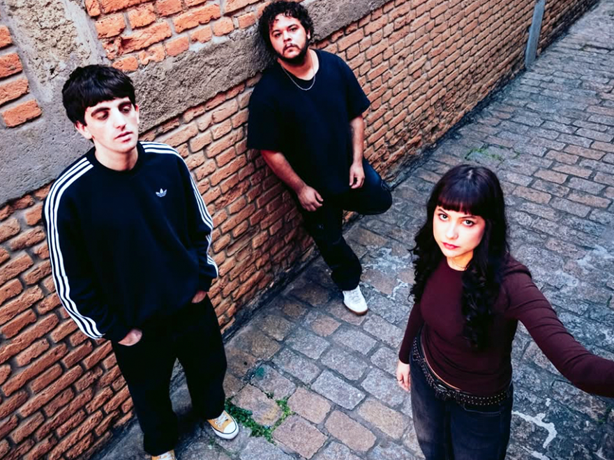 Popload's tweet photo. CENA – Conheça a Los Otros: um argentino, uma rondoniense e um paranaense que fazem rock sem cara fechada
https://t.co/INsl91pMZn https://t.co/AZc9F5PX5S