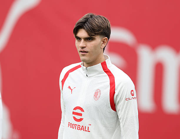 MilanPosts's tweet photo. 🗣️ Amorim in his press conference: "Bartesaghi is a runner, while Estupiñán provides more connections and balance."

"They’re alternating. One will play tomorrow and the other against Udinese. It also depends on the characteristics of our opponents." https://t.co/NiA6v6SnBI