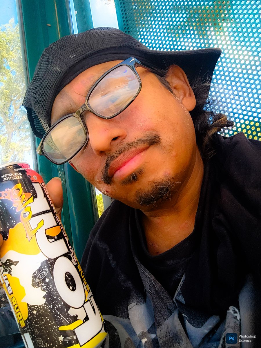 JamisonCarn3rw's tweet photo. Drinking with the homie 💯💯
#fourloko #Homies #tampafl https://t.co/Cl259ZqgDA
