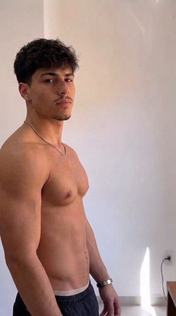 mateuscardosoof's tweet photo. Imagina você passando sua língua por esse corpo, iria querer? https://t.co/yJwZnvUYXI