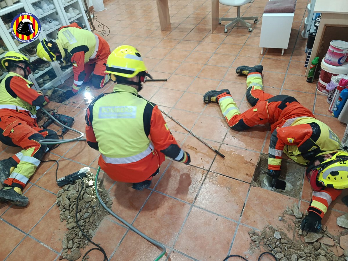 BombersValencia's tweet photo. 🐶 @BombersValencia han rescatat un gosset a Sollana després de quedar atrapat en el desguàs de la seua vivenda.

Els bombers han realitzat xicotetes excavacions per a localitzar l’animal i, finalment, han pogut trobar-lo i rescatar-lo.

🚒 Hi ha actuat una dotació de Silla. https://t.co/eFoxjeAk9l
