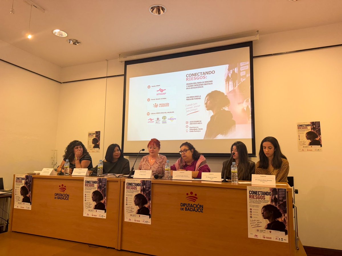 psoebadajoz's tweet photo. Nuestra portavoz y candidata a la Alcadía de Badajoz, Silvia González @silgoncha, ha asistido a la jornada “Conectando riesgos: prostitución, trata de personas y nuevas captaciones digitales en la adolescencia”, organizada por APRAMP y financiada por la Diputación de Badajoz.

Una iniciativa necesaria ante una realidad que cambia con las redes sociales y las nuevas formas de captación. Prevenir exige conocer, educar en igualdad y ofrecer herramientas para detectar los riesgos a tiempo.

Nuestro reconocimiento a @APRAMP  y a las entidades participantes por su trabajo frente a la trata y la explotación sexual.

Entender para prevenir, detectar para proteger.

#VamosConBadajoz