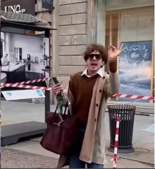 ninabecks1's tweet photo. 👏👏👏👏👏👏
Francesco Marisa Giannetti

"IL VIDEO DI QUEL RAGAZZO DI MILANO HA DATO FASTIDIO A TROPPI. E SAI PERCHÉ? PERCHÉ HA DETTO LA VERITÀ."

23 anni. Da solo. Davanti alla Lacoste distrutta in via Montenapoleone. Voce che trema, occhi pieni di rabbia.

E dice: "La gente si alza alle 5 per lavorare, hanno distrutto tutto. Voglio vivere nella mia città."

Boom. Da quel momento è partito l'attacco. Non contro chi ha spaccato. Contro di lui.

Perché in Italia funziona così: se spacchi una vetrina e rubi, ti trovi mille scuse pronte. Se ti incazzi perché ti hanno distrutto la città, sei tu il problema.

Ma io vi dico una cosa: quel ragazzo ha più palle di tanti che vanno in TV a parlare di "emergenza sociale" dal divano.

Io alla sua età ero in Zimbawe, nelle cave di marmo Nero. Non c'era aria condizionata, non c'era il caffè del bar. C'era sole, polvere, blocchi da 20 tonnellate da tagliare. Se ti fermavi, non mangiavi. Lì ho imparato che il lavoro non è un'opinione. È sudore.

E ora guardo Milano: 200 ragazzi in centro che spaccano, rubano, ridono in faccia alle forze dell'ordine. E il giorno dopo c'è chi dice "eh ma sono giovani, bisogna capirli".

Capirli cosa? Io a 23 anni capivo solo una cosa: se non lavori, non hai niente.

Questa non è destra o sinistra. Questa è la linea che divide chi costruisce da chi distrugge. E noi dobbiamo scegliere da che parte stare.

Non possiamo avere un Paese dove il commerciante che si alza alle 5 deve avere paura di aprire il negozio, e il ragazzo che spacca deve avere paura solo di essere ripreso in video.

Quel 23enne ha messo la faccia. Ha detto quello che milioni di italiani pensano sul divano ma non hanno il coraggio di dire ad alta voce.

A Milano l'hanno insultato. A me quel ragazzo fa venire voglia di applaudire.

Perché l'Italia non morirà per chi spacca le vetrine. Morirà se chi lavora si stanca di difendersi e smette di parlare.

Condividi se non hai paura di dirlo.

#Milano #Montenapoleone #Italia #Basta #Lavoro #Rispetto #Zimbabwe #MarmoNero