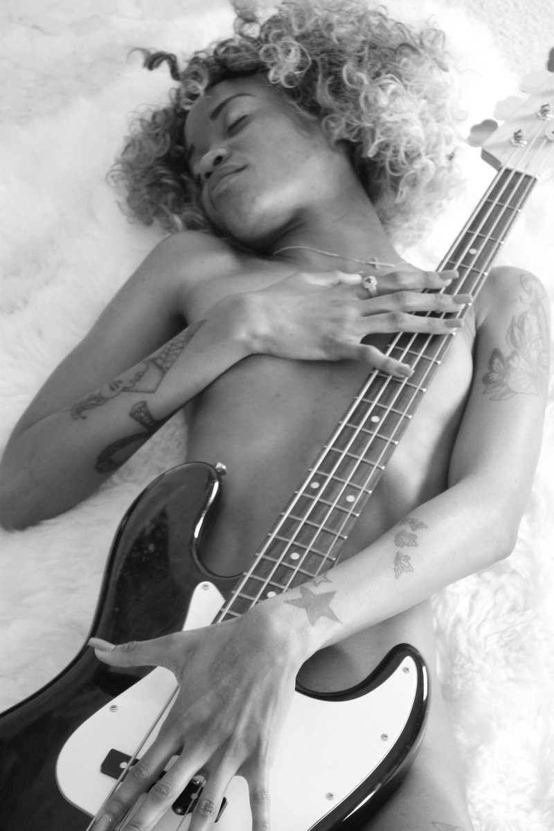 Dezarteuniverse's tweet photo. Playing the frequency of my own soul. 🎵💫🪐 (link in my bio) #onlyfans #model #petite #blueprintalways #waybackwhen #art #creator https://t.co/DHAaXd7ZwE