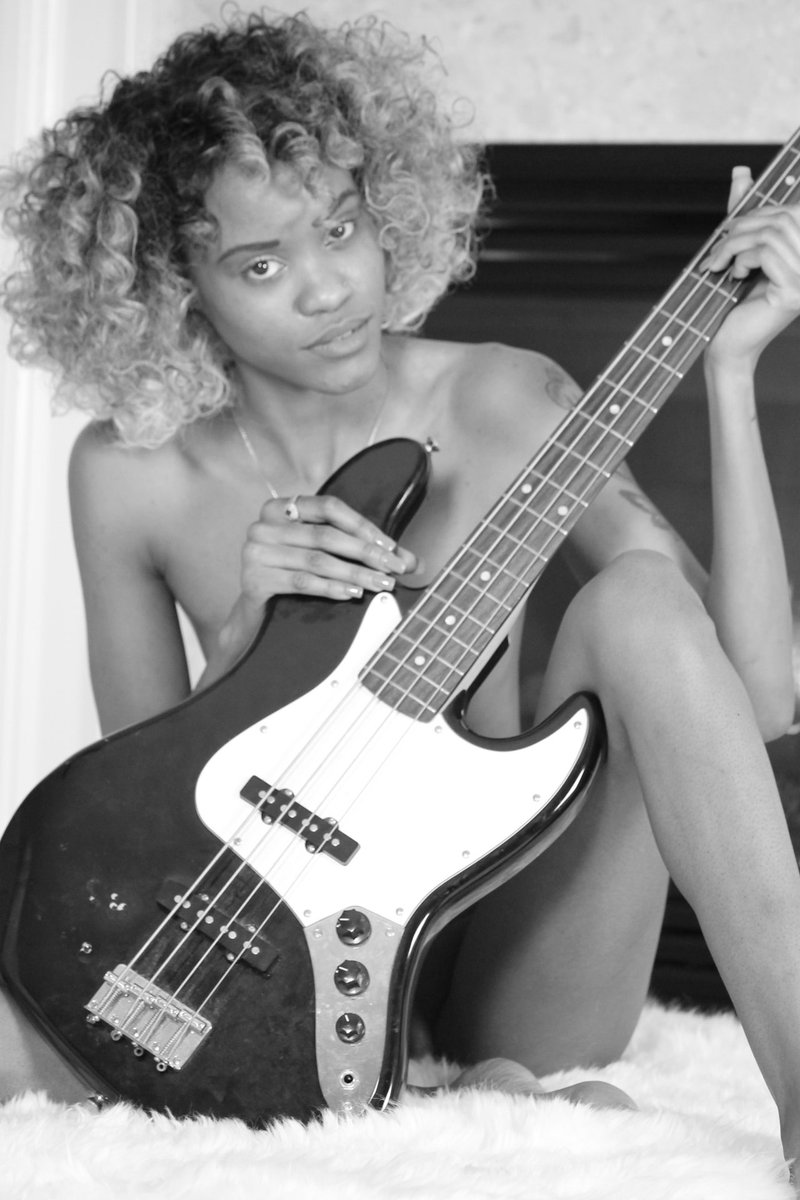 Dezarteuniverse's tweet photo. Playing the frequency of my own soul. 🎵💫🪐 (link in my bio) #onlyfans #model #petite #blueprintalways #waybackwhen #art #creator https://t.co/DHAaXd7ZwE