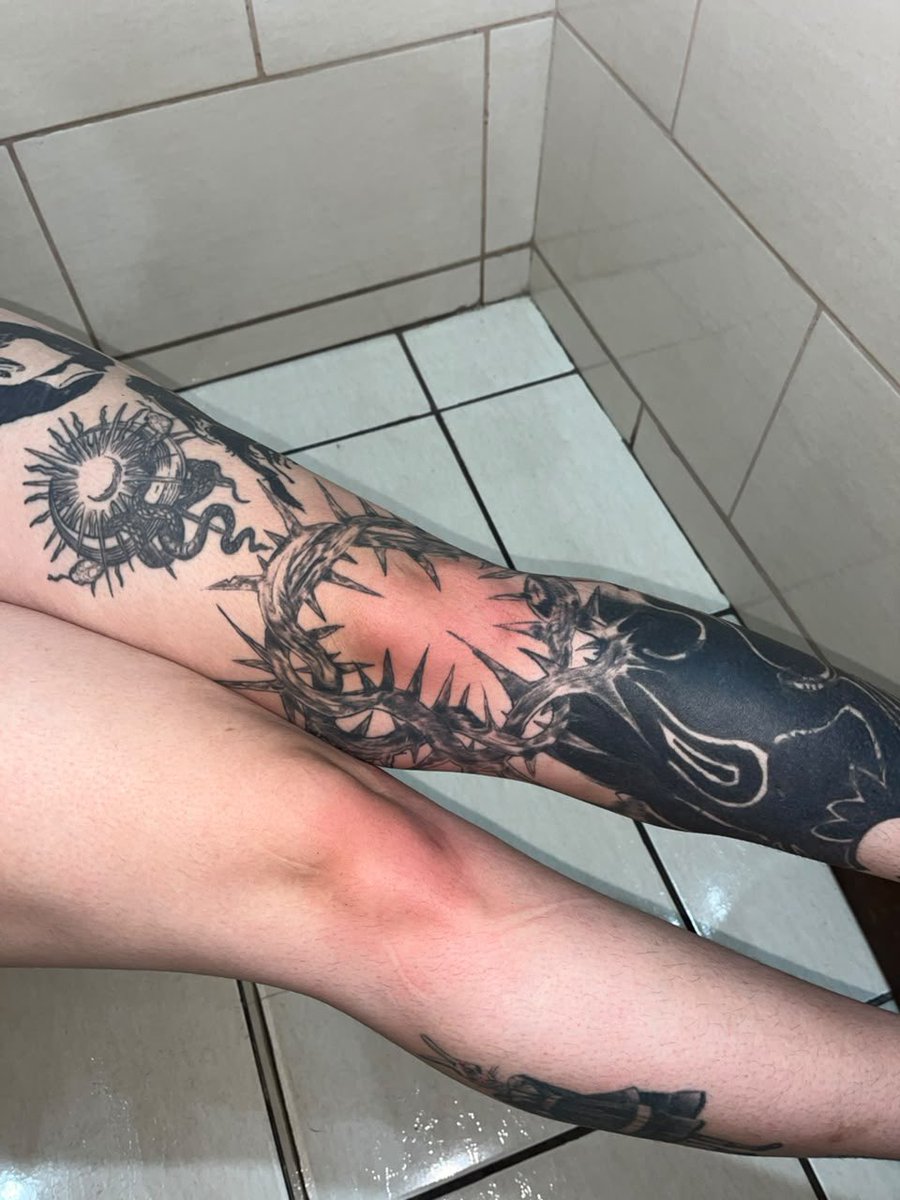 devillishhells's tweet photo. O que será que eu tava fazendo pro meu joelho ficar vermelho assim? 🫪🫪 https://t.co/lfXSp6X908