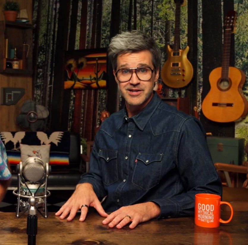 MythicalOutfits's tweet photo. Link: From Monday’s GMM -

‘Barstow Standard Western Denim Shirt’ from @LEVIS (Dark Wash, $80)

https://t.co/BVglsTfaEI https://t.co/kbInbVvEIr