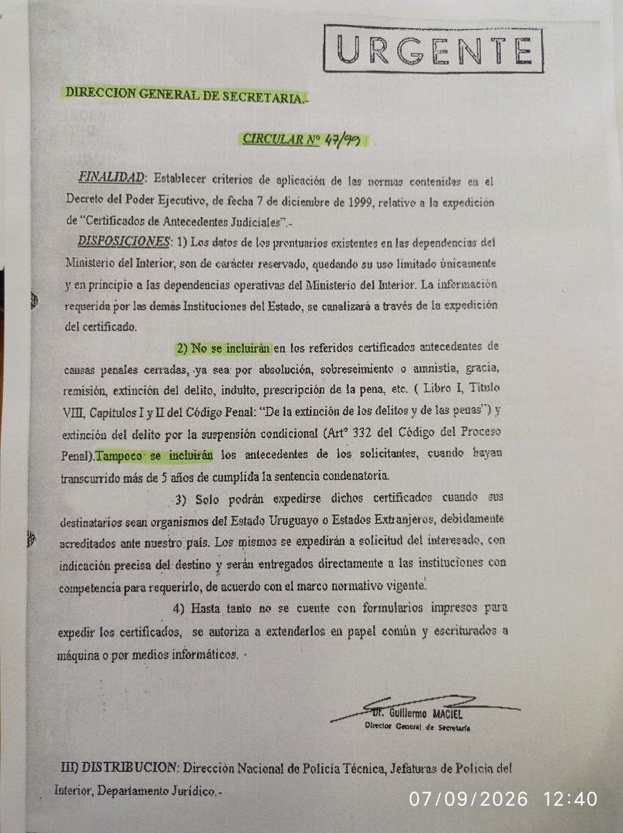 EPreve's tweet photo. La circular de 1999 que dejó fuera los antecedentes de Marset del certificado que se iba a enviar a EEUU

✔️Policía Científica aplicó para el caso Marset una norma interna que, sin embargo, contradice el decreto que dice reglamentar, del mismo año (1999). El Gobierno estudia cómo evitar que casos como el de Marset perjudiquen a miles de uruguayos que necesitan el certificado para estudiar o trabajar en el exterior.

✔️El certificado de antecedentes judiciales que Uruguay iba a enviar a Estados Unidos sin incluir los antecedentes penales de Sebastián Marset -a pedido de la defensa del narco- responde, según explican en Policía Científica, a una norma interna vigente desde 1999: la Circular Nº 47/99 de la Dirección General de Secretaría del Ministerio del Interior (ver foto 1).

✔️Esa circular, firmada por el entonces director general de Secretaría, Dr. Guillermo Maciel, establece criterios para aplicar el decreto del Poder Ejecutivo del 7 de diciembre de 1999 sobre la expedición de certificados de antecedentes judiciales. Según las fuentes consultadas, es la norma que rige el trabajo de Científica en estos casos y la que se aplicó al documento de Marset que luego fue remitido a Cancillería para su apostillado. 

Qué dice la circular

✔️El texto firmado por Maciel en 1999 fija varias disposiciones. La más relevante en este caso es la segunda: no se incluirán en los certificados los antecedentes de causas penales cerradas, ya sea por absolución, sobreseimiento, amnistía, gracia, remisión, extinción del delito, indulto o prescripción de la pena. 

✔️La circular agrega que tampoco se incluirán los antecedentes de los solicitantes cuando hayan pasado más de cinco años desde que se cumplió la sentencia condenatoria.

La contradicción: el decreto dice otra cosa

✔️Aquí aparece el punto más delicado. La circular que usa Científica choca con el decreto de esa misma fecha de 1999 que pretende aplicar. El artículo 3 del decreto (foto 2) establece que, cuando se extienda un Certificado de Antecedentes Judiciales, solamente se podrán consignar en él las resoluciones y sentencias judiciales que hubieren recaído sobre el individuo y que, en todo caso, será el destinatario quien calificará la aptitud de la persona para aquello que fuere necesario según las circunstancias.

✔️La diferencia de enfoque es clara. El decreto pone el foco en que el certificado refleje las resoluciones y sentencias judiciales y deja la valoración en manos de quien lo recibe. La circular, en cambio, recorta de antemano qué antecedentes pueden figurar.

✔️En términos jurídicos, un decreto del Poder Ejecutivo tiene mayor jerarquía que una circular interna de un director general.

✔️Para Científica, sin embargo, el criterio que prima es el de la circular, y fue el que se aplicó al caso de Marset.

Un problema de fondo

✔️El episodio abrió un debate dentro del Gobierno. La circular se aplica por igual a cualquier solicitante, y es la misma que protege a miles de uruguayos cuyo pasado judicial ya fue saldado y que necesitan el Certificado de Antecedentes Judiciales para estudiar, trabajar o radicarse en el exterior. Sin ese documento, muchos no podrían concretar esos proyectos.

Qué estudia el Gobierno

✔️A partir del caso Marset, el Ejecutivo evalúa cómo ajustar el mecanismo para que situaciones como esta no se repitan, sin que la solución recaiga sobre quienes hacen el trámite de buena fe. 

✔️La defensa de Marset pretendía utilizar este documento sin antecedentes judiciales en el juicio contra el narco uruguayo que comienza en enero de 2027.