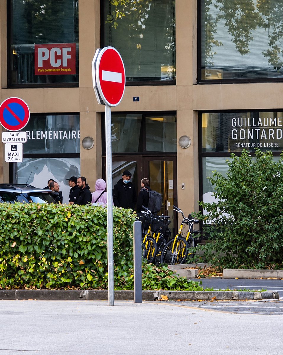 FranceNews24's tweet photo. 🔴 INFO - #Société : À #Grenoble, une réunion publique intitulée « S’organiser pour la Révolution » se tient actuellement dans la permanence du Parti communiste français (PCF).
👉 Cette initiative intervient dans un climat de fortes tensions sociales et politiques, alors que de nouvelles mobilisations sont annoncées dans plusieurs villes françaises.