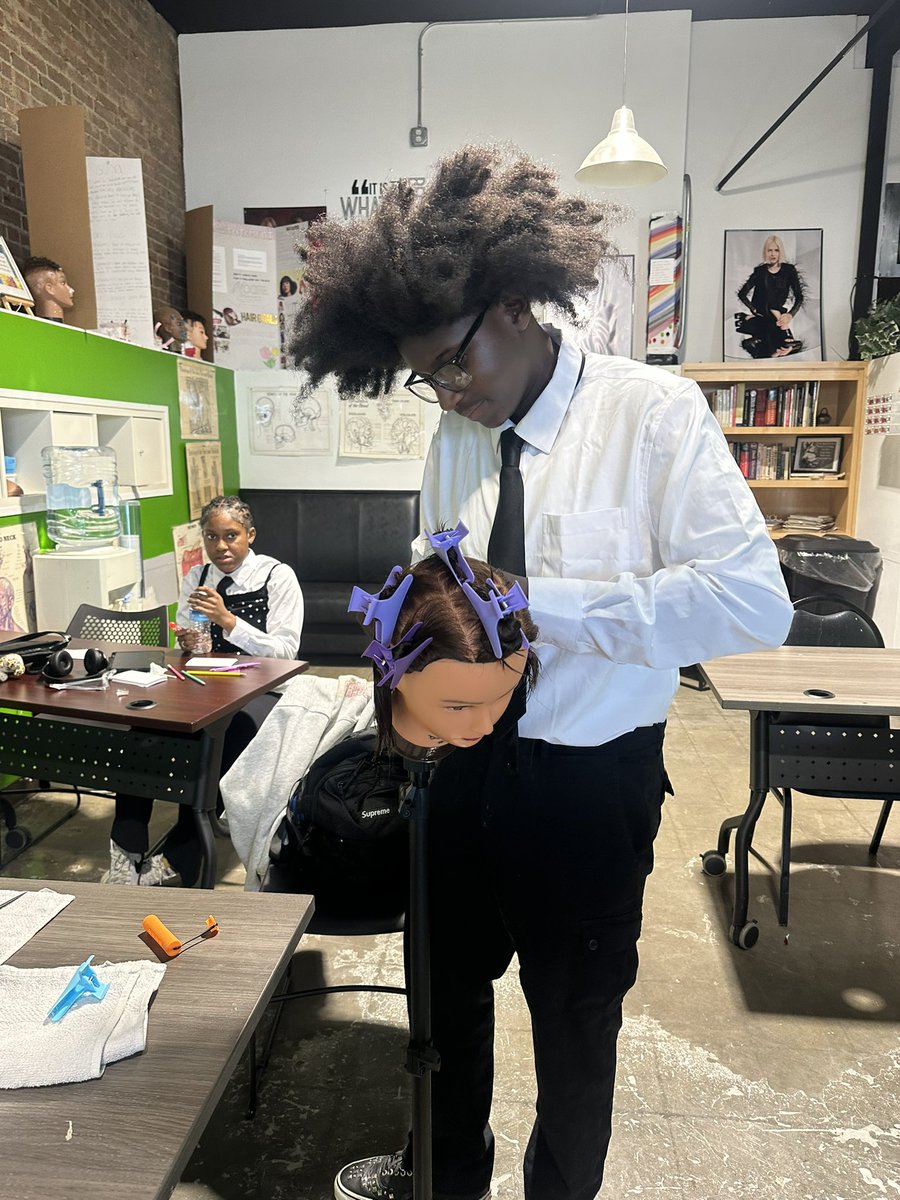 AAdamsEML's tweet photo. @kcpublicschools @KCPS_ManualCTE Cosmetology Ss are hard at work learning how to take care of the hair and nail needs of their future customers. They just came off of a Career Fair networking w local salons. Ss said”I’m learning more biochemistry than I ever learned before!” https://t.co/lrU8gjdPZC