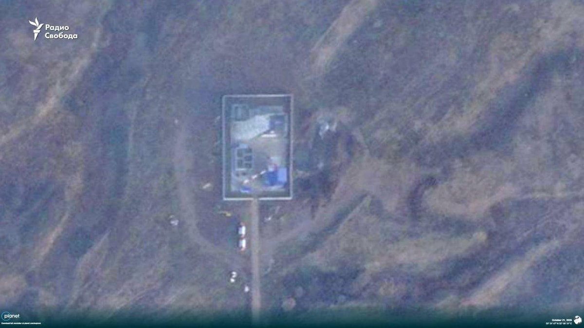 VortexReportX's tweet photo. 🇷🇺 33 air defense positions now surround Russia's Shahed factory in Alabuga.
Radio Svoboda satellite imagery shows Pantsir and Tor sites, gun towers and anti-drone netting around the plant where Geran and Shahed attack drones are built.
Russia doesn't fortify what it isn't afraid to lose.