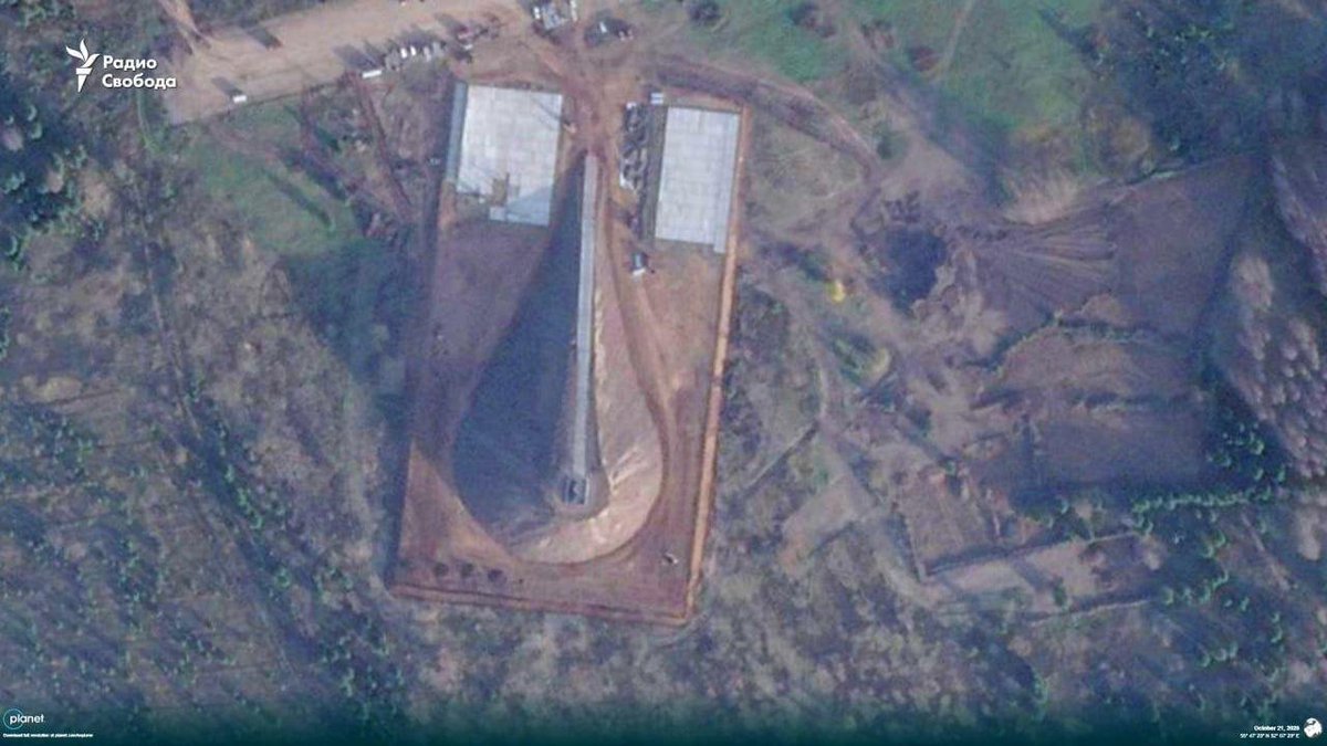 VortexReportX's tweet photo. 🇷🇺 33 air defense positions now surround Russia's Shahed factory in Alabuga.
Radio Svoboda satellite imagery shows Pantsir and Tor sites, gun towers and anti-drone netting around the plant where Geran and Shahed attack drones are built.
Russia doesn't fortify what it isn't afraid to lose.