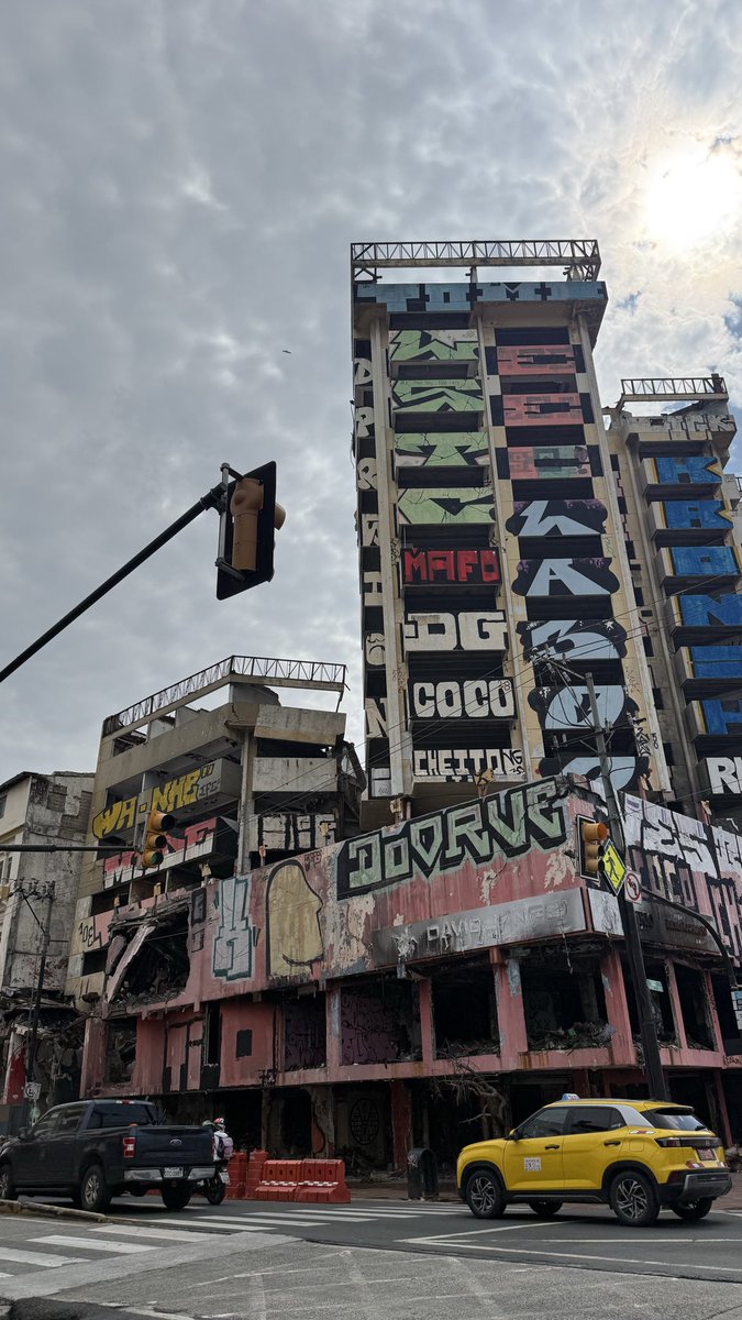 ImThatHoeUKnow's tweet photo. @SocialStar2024 @aquilesalvarez @ContraloriaECU Así está la ciudad con estos 🐀🐀🐀 https://t.co/PLRKFAEC0V