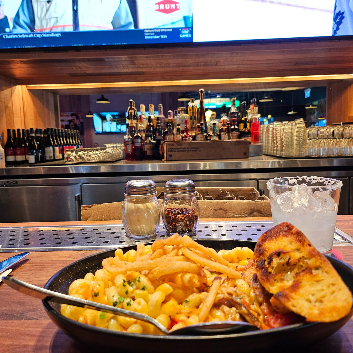 driver_error's tweet photo. Beautiful day in London and Im at one of @ShadyGaga316 fav donkey tracks!  🥃🥃  Loaded mac n cheese!👌 https://t.co/zsWdDAw6L0