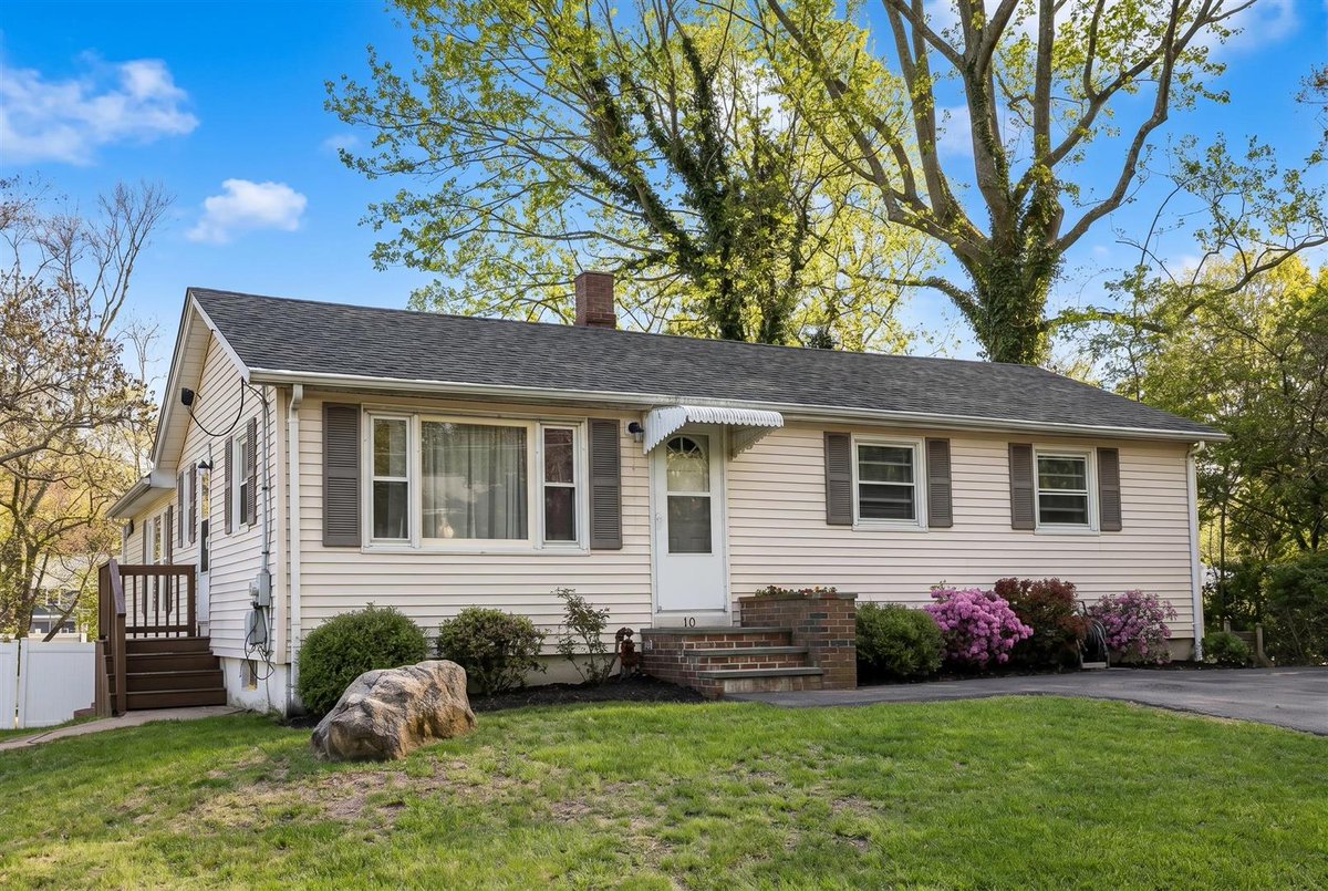 TeamDixonRE's tweet photo. 3 bed, 1 bath home in Taunton ready for you to check out!

Tom &amp; Bette Dixon #TeamDixon, #Keller Williams Realty Easton https://t.co/eq5LUlXatt