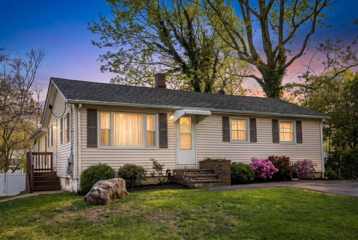TeamDixonRE's tweet photo. 3 bed, 1 bath home in Taunton ready for you to check out!

Tom &amp; Bette Dixon #TeamDixon, #Keller Williams Realty Easton https://t.co/eq5LUlXatt