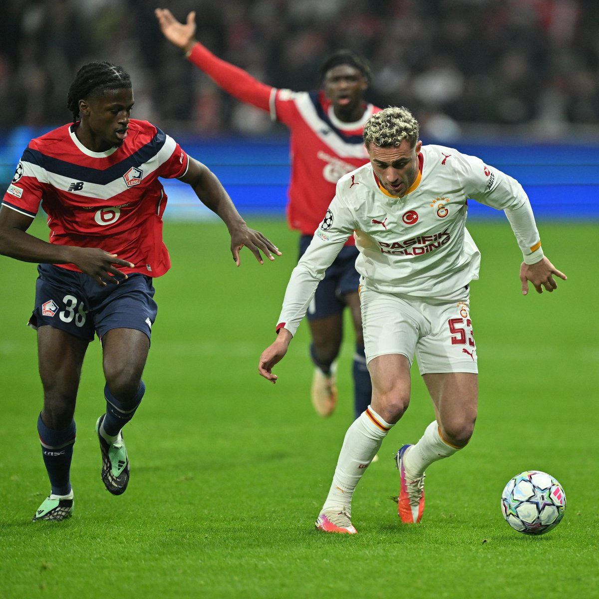 pusholder's tweet photo. (L'Equipe): "Galatasaray, Lille'i ezdi." https://t.co/XVaCxADh8A