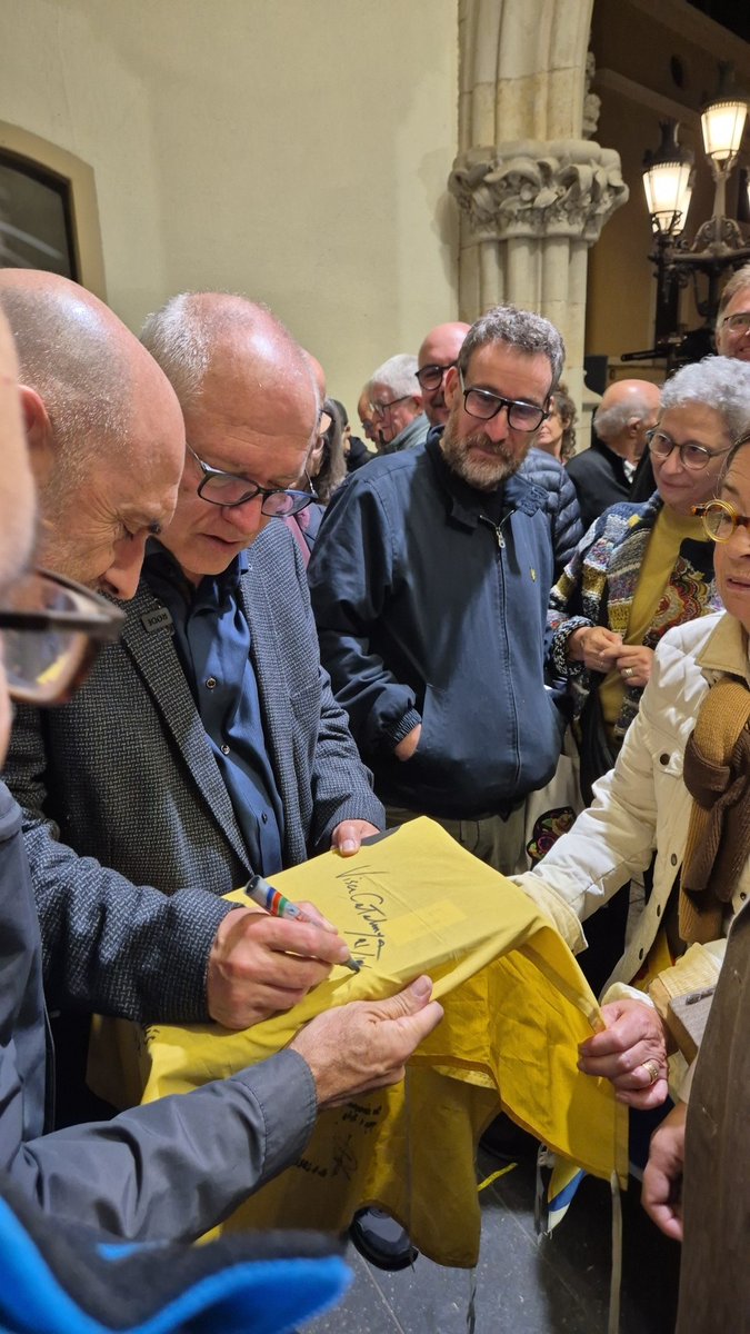 assemblea's tweet photo. ⬛️⬜️ Avui hem estat amb @trsxlaindepe als primers Cants de Llibertat de Terrassa on ha pogut assistir el fins ara exiliat @LluisPuigGordi

Aquesta és força de les assemblees de base. Hi eren per reclamar la seva llibertat, hi són i hi seran fins que assolim la independència.

La lluita no s'atura!