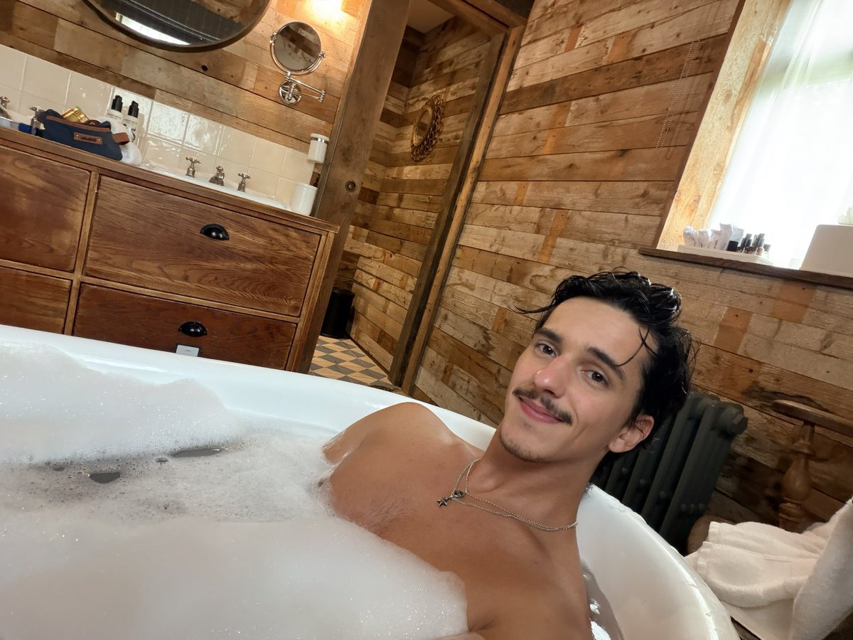 batorgoonxsz's tweet photo. quero entrar nessa banheira cheia e sair quando estiver vazia https://t.co/lSKIkDv4jN