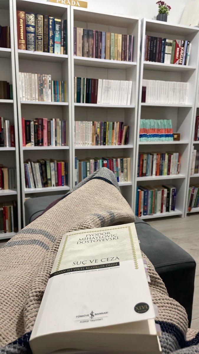 aiseinc9's tweet photo. Tam uyuyacaktım, içimdeki ses "Kalk uykunu al Ayşe, yarın iş var" diye çırpınırken şefim aradı: "Ayşe yarın izinlisin!" 😂
Allah'ım bu nasıl güzel bir haber, çok şükür! Uykuyu falan unuttum; aldım kitabımı, bu gece Raskolnikov ile baş başayız. Belki bitiririm bile! 📖
#suçveceza https://t.co/QCWL34reTS
