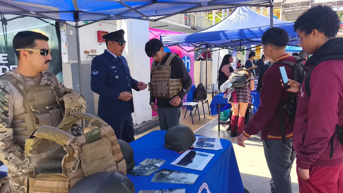FACh_Chile's tweet photo. Con el objetivo de acercar las oportunidades de formación militar a los más jóvenes, la #FACH participó en una Feria Vocacional del Liceo Domingo Herrera Rivera B-13 de #Antofagasta, donde dio a conocer las especialidades y requisitos de ingreso a la Escuela de Especialidades. https://t.co/uierTIP3DZ