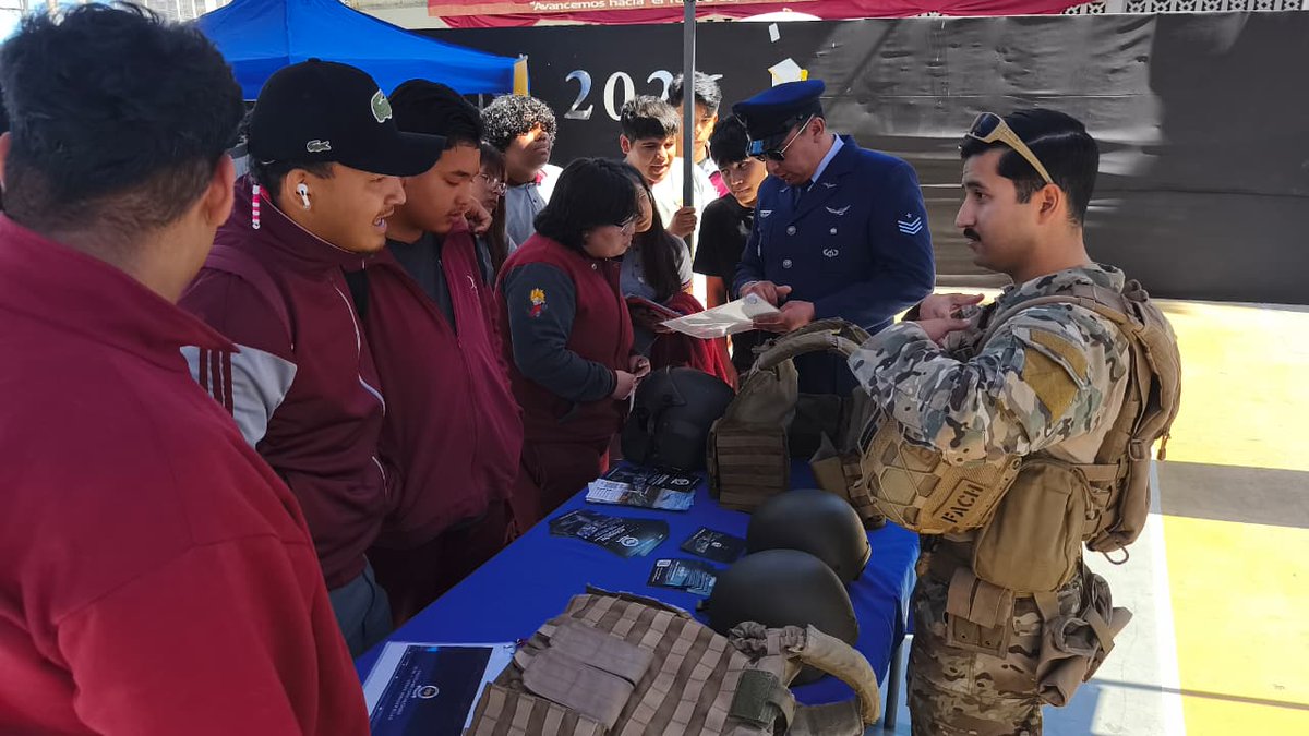 FACh_Chile's tweet photo. Con el objetivo de acercar las oportunidades de formación militar a los más jóvenes, la #FACH participó en una Feria Vocacional del Liceo Domingo Herrera Rivera B-13 de #Antofagasta, donde dio a conocer las especialidades y requisitos de ingreso a la Escuela de Especialidades. https://t.co/uierTIP3DZ
