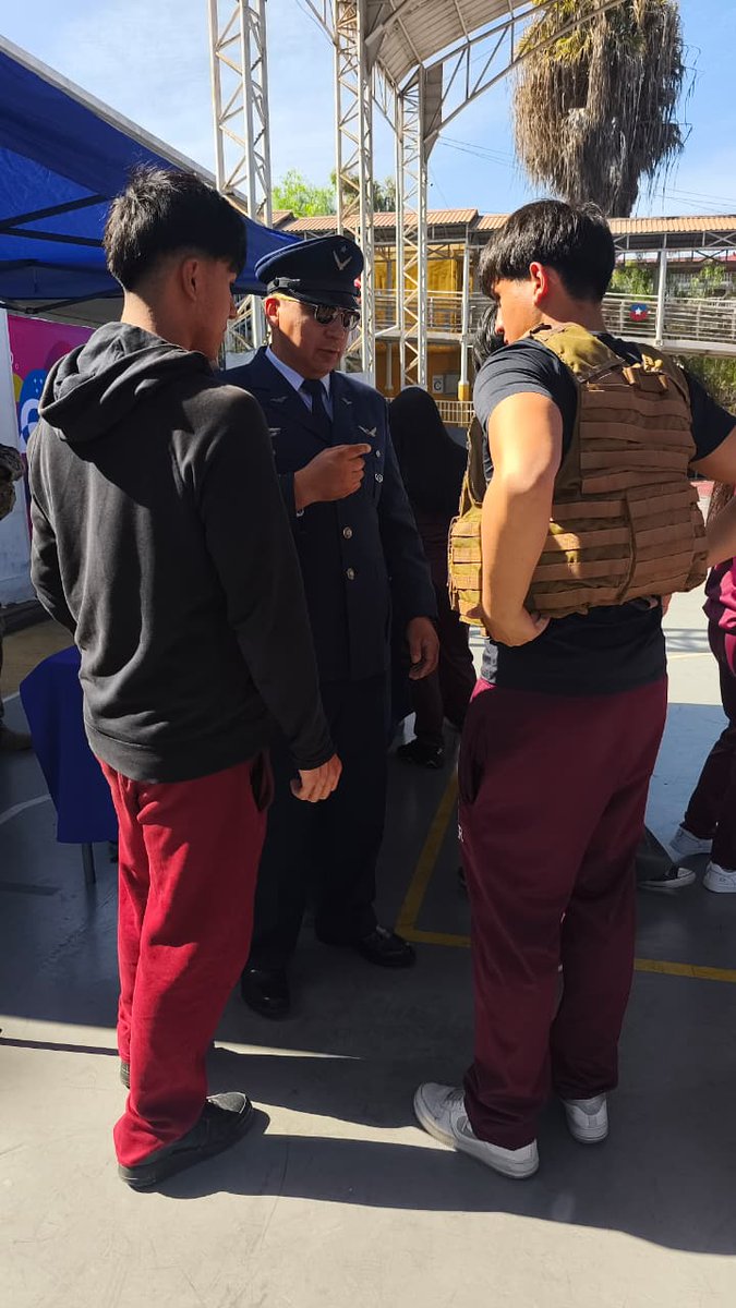 FACh_Chile's tweet photo. Con el objetivo de acercar las oportunidades de formación militar a los más jóvenes, la #FACH participó en una Feria Vocacional del Liceo Domingo Herrera Rivera B-13 de #Antofagasta, donde dio a conocer las especialidades y requisitos de ingreso a la Escuela de Especialidades. https://t.co/uierTIP3DZ