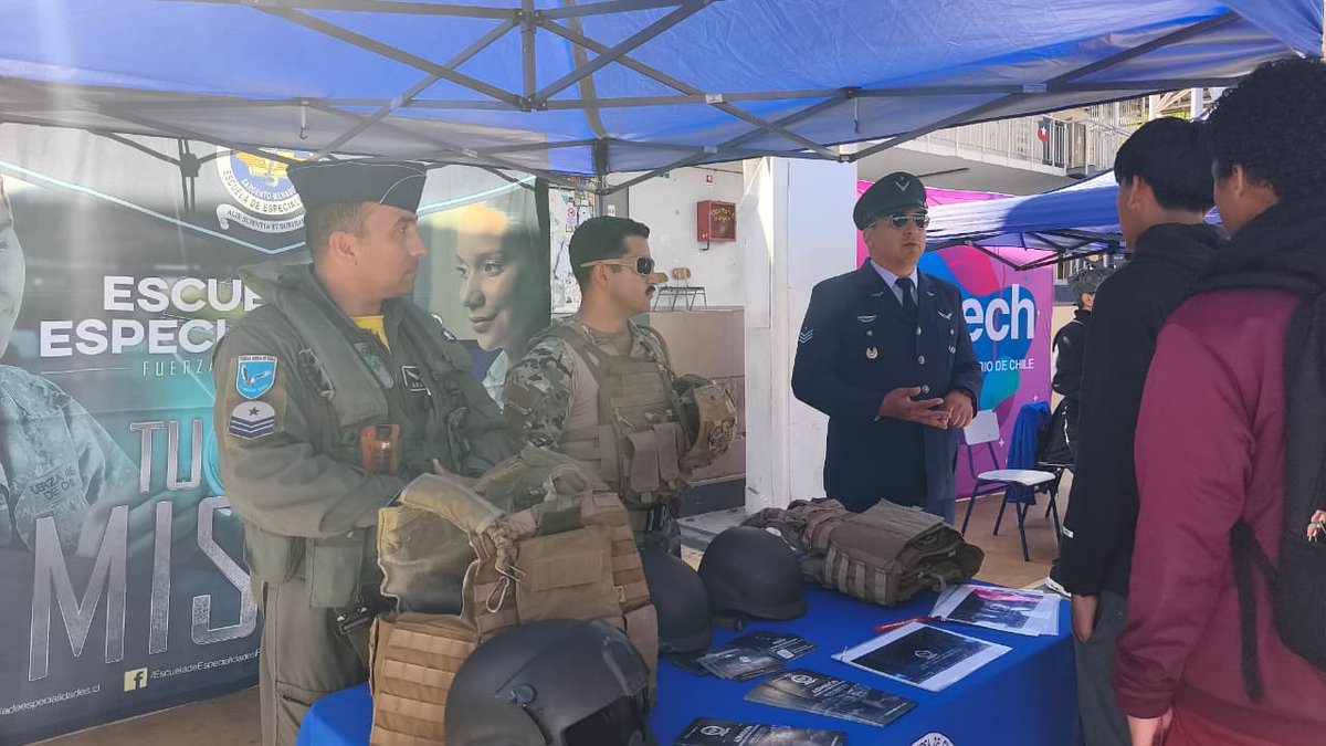 FACh_Chile's tweet photo. Con el objetivo de acercar las oportunidades de formación militar a los más jóvenes, la #FACH participó en una Feria Vocacional del Liceo Domingo Herrera Rivera B-13 de #Antofagasta, donde dio a conocer las especialidades y requisitos de ingreso a la Escuela de Especialidades. https://t.co/uierTIP3DZ