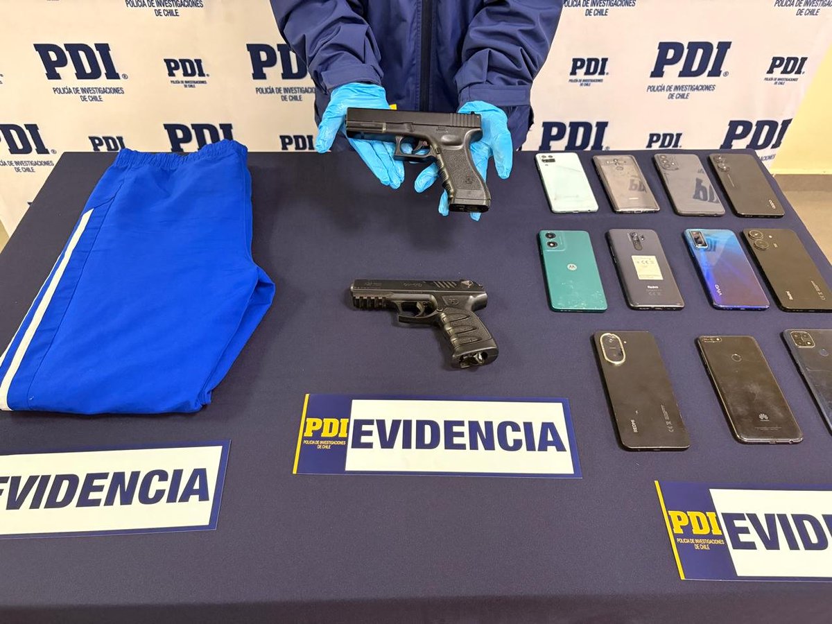 PDI_Araucania's tweet photo. 🚨 PDI TEMUCO DETIENE A TRES IMPUTADOS POR “ENCERRONAS”
Tras cuatro meses de investigación, detectives de la BIRO Temuco detuvieron a tres personas por robo con violencia e intimidación de vehículos. El procedimiento permitió incautar armas de aire comprimido, celulares y vestimentas de interés criminalístico. #PDI #LaAraucanía