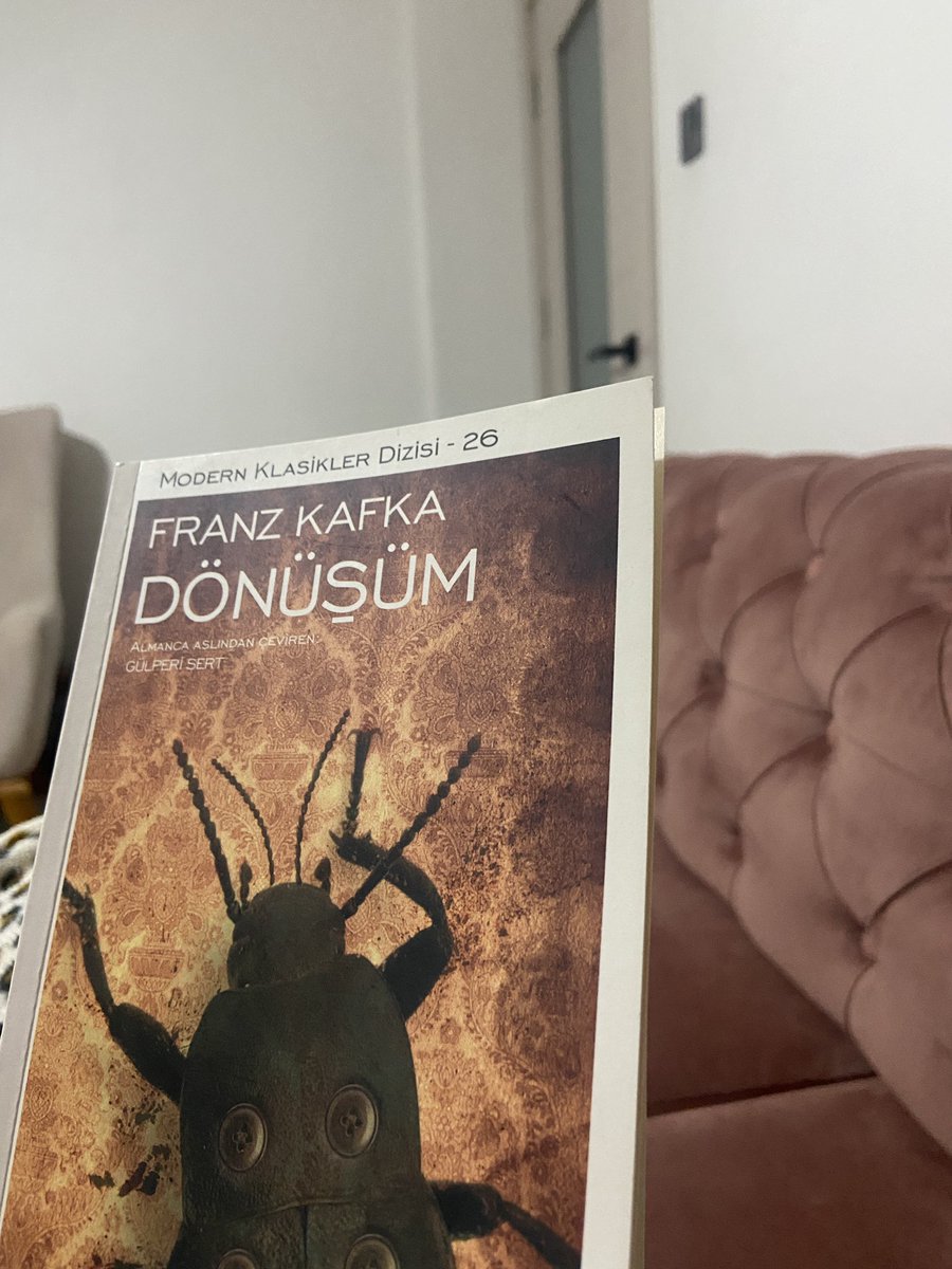 Niktofili__'s tweet photo. Bir sabah böceğe dönüşmüyorsun, sadece işe yaramaz hale geliyorsun. İşte o zaman herkesin seni nasıl gördüğünü anlıyorsun. Kafka 100 yıl önce yazmış, hala güncel. https://t.co/jmWUWC4ARP