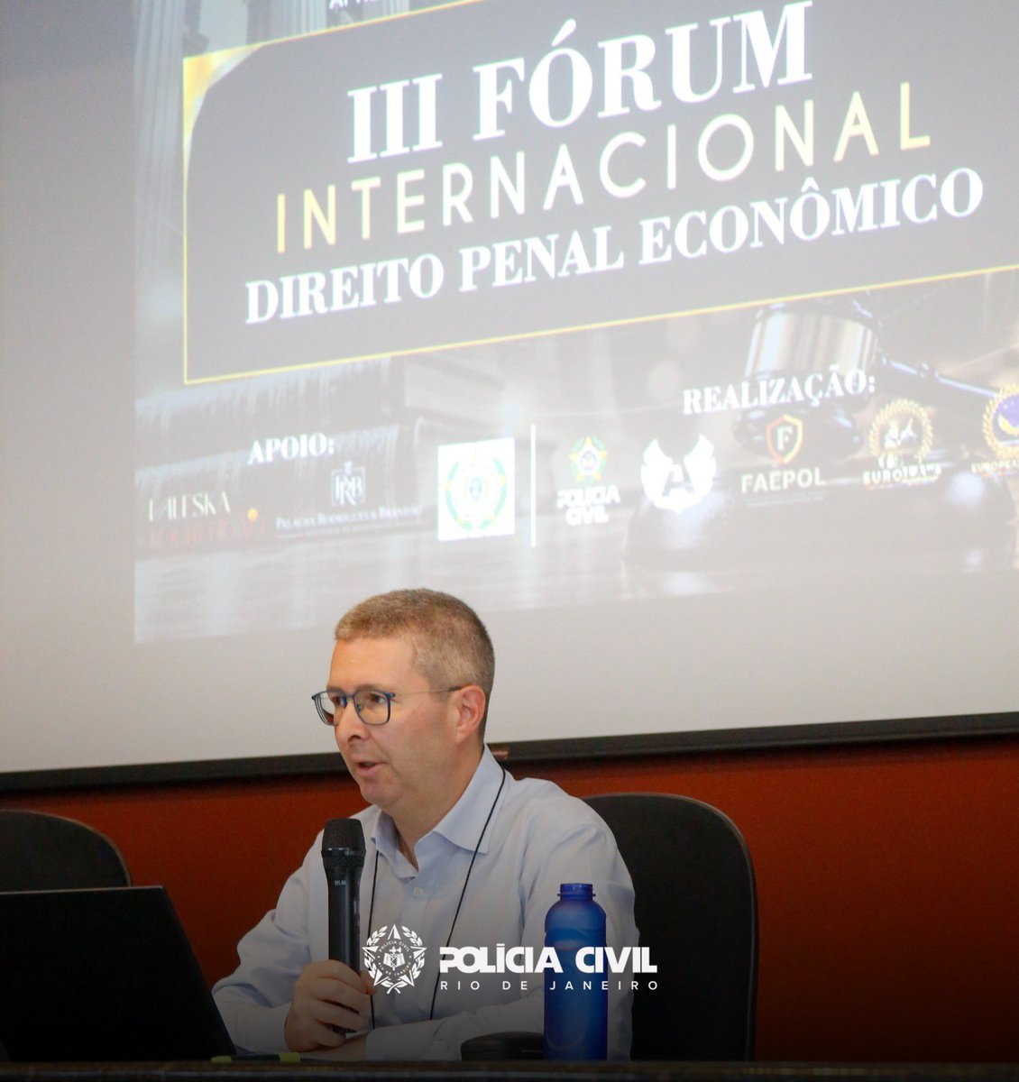 PCERJ's tweet photo. Polícia Civil realiza o 3º Fórum Internacional de Direito Penal Econômico, Compliance e Integridade na Acadepol

A iniciativa promovida em parceria com a FAEPOL e o European & ICON Institute, reúne especialistas nacionais e internacionais para debater o enfrentamento à criminalidade econômica

🔗 Leia na íntegra: https://t.co/D77n0viZtu