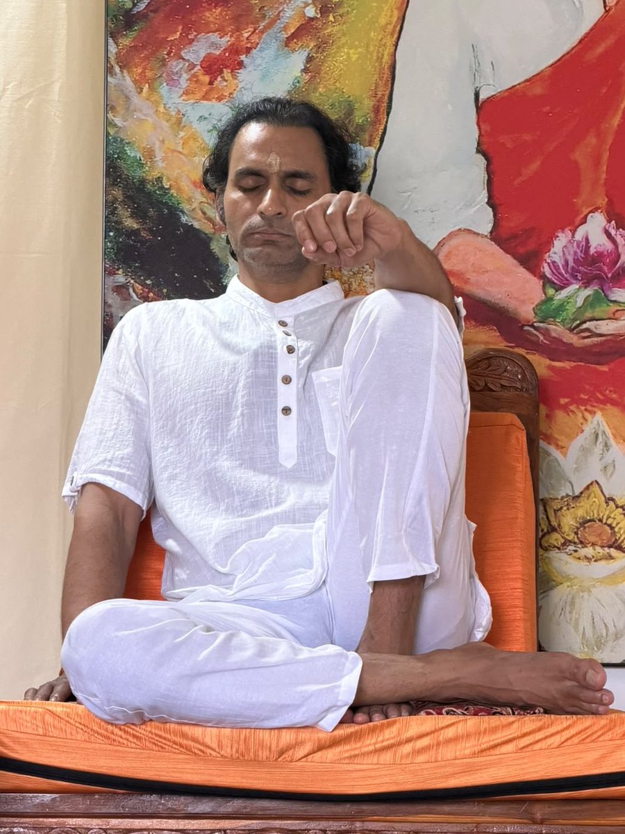 YogiAbhijitnath's tweet photo. The world does not cause suffering; attachment is the source of pain. Renunciation isn't abandoning possessions, but letting go of ego. Let truth and purity guide every step. Detachment is mastering the mind, not discarding possessions or controlling externalities #Gyanganj https://t.co/fFoHkHbmod