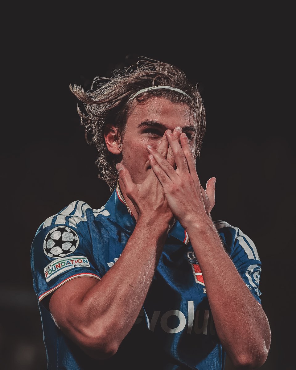 SI_FootballClub's tweet photo. Nico Paz has the world at his feet. https://t.co/3qMflatp4y