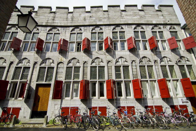 ElGuisanteVerde's tweet photo. El canal nuevo de #Utrecht, Nieuwegracht, era el lugar de residencia de la clase alta, la que construyó casas de beneficencia para los necesitados como las Pallaeskameren: una red de 12 asilos que ofrecían alojamiento y comida, #Holanda https://t.co/gHlXqYULnh https://t.co/v227rBXeYv