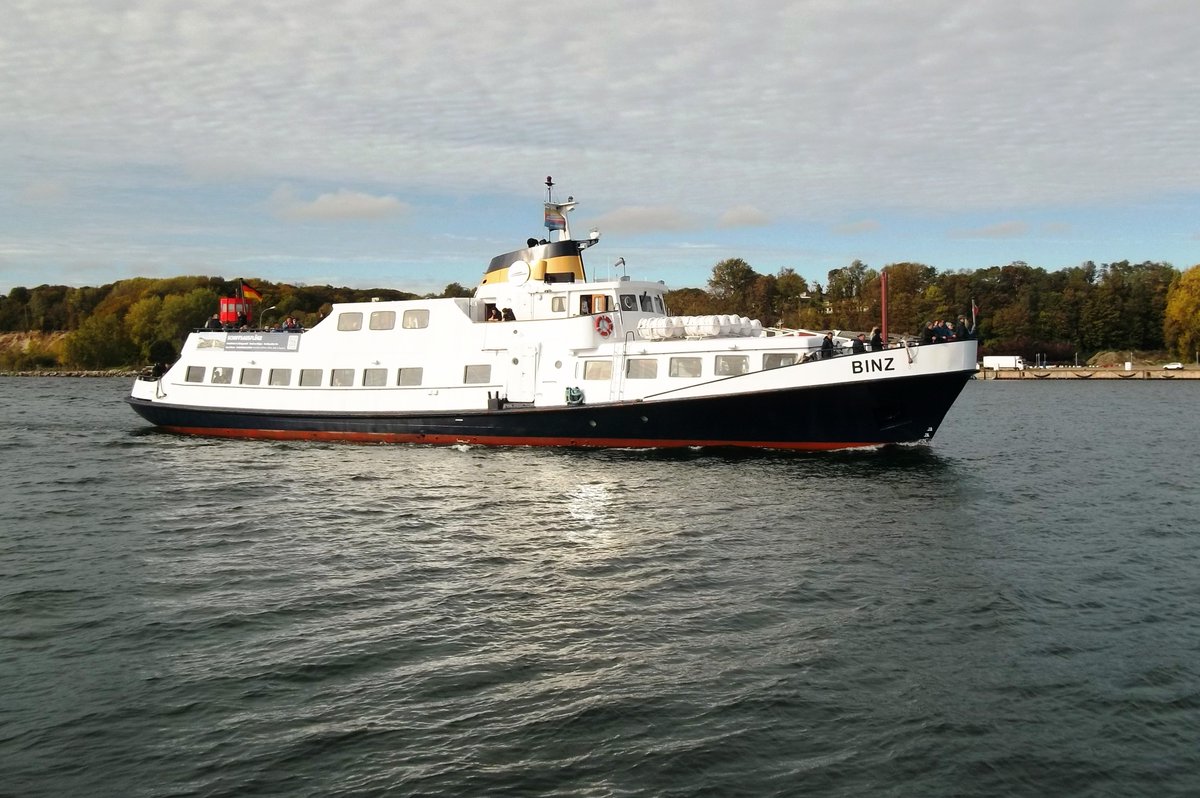 ThomasBartels83's tweet photo. Begegnung im Hafen Sassnitz mit dem Fahrgastschiff BINZ welches 1967 auf der Husumer Schiffswerft gebaut wurde 🚢⚓️ Das Schiff war in seiner Geschichte aber auch schon in Schweden und Norwegen im Einsatz 🌊📸🕊️
#BINZ #SchiffBinz #AdlerSchiffe #HafenSassnitz #Ostsee #ThomasBartels https://t.co/FFBYoYAuQO