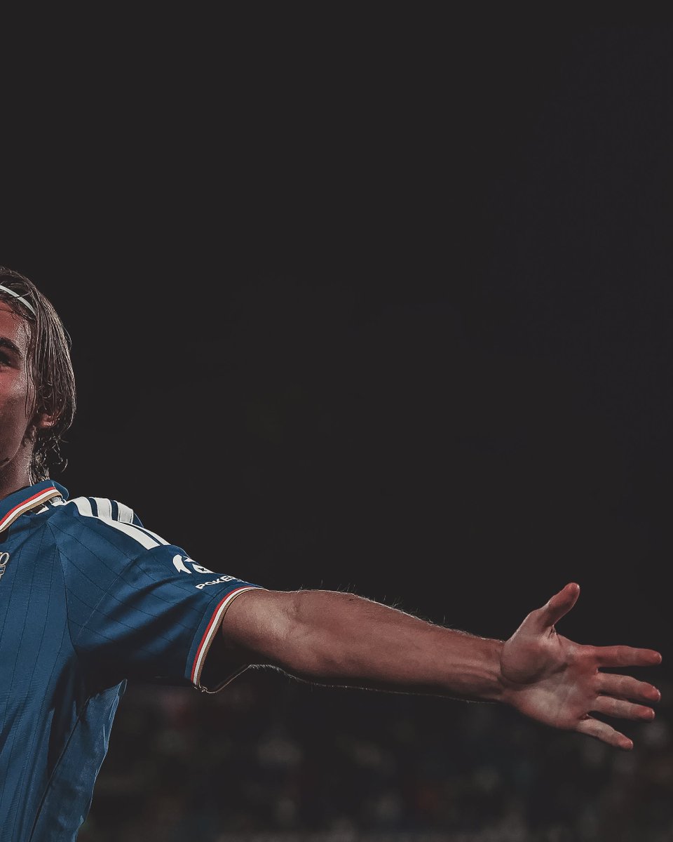 SI_FootballClub's tweet photo. Nico Paz has the world at his feet. https://t.co/3qMflatp4y