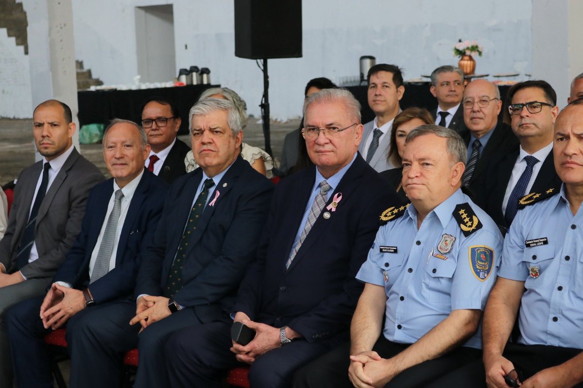MinPublicoPy's tweet photo. Fiscal General recibió inmueble para uso institucional del Ministerio Público

https://t.co/pHaaN4QXlw https://t.co/lSXGJOXmkk