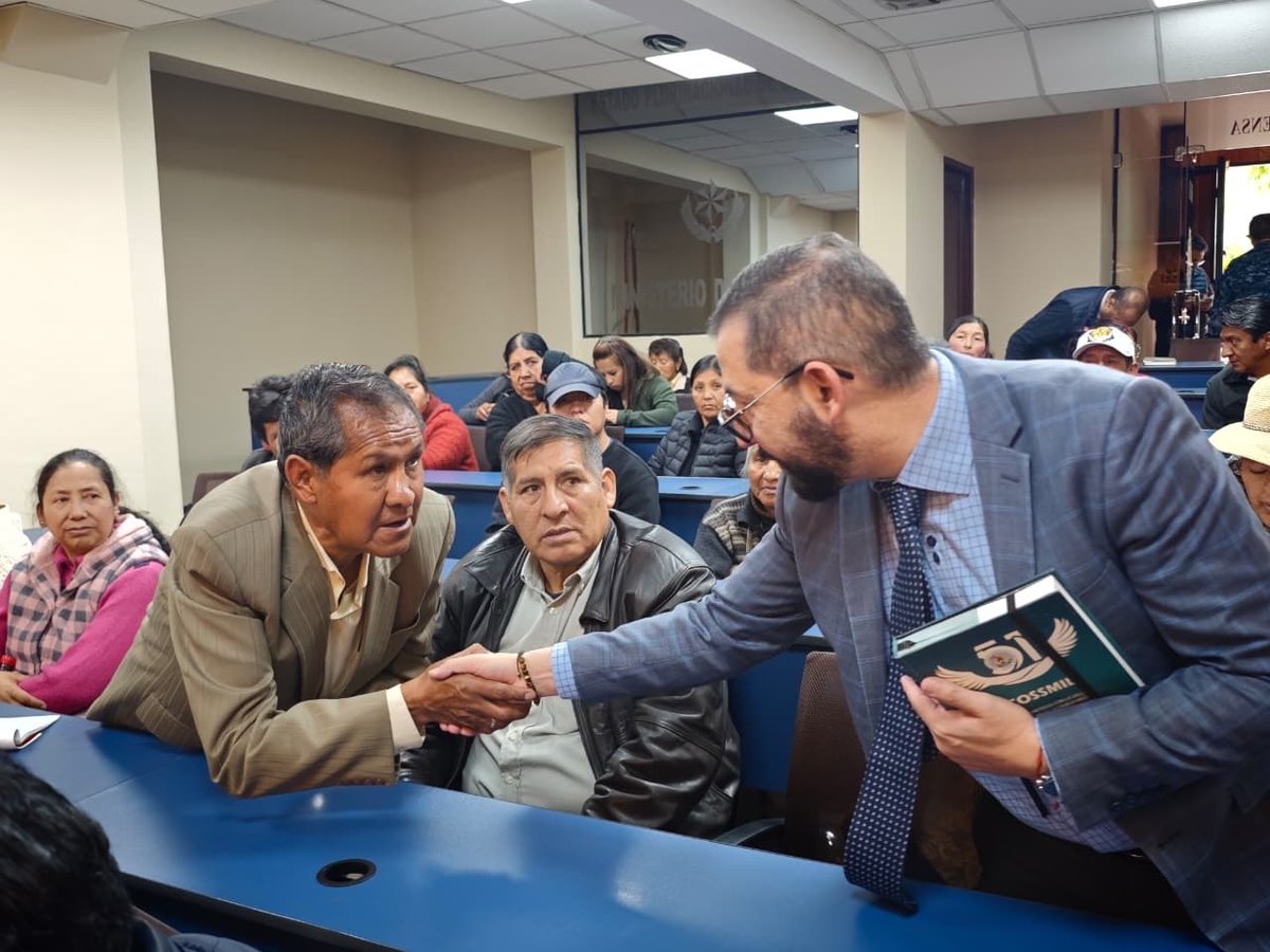 uce_bolivia's tweet photo. El Ministerio de Defensa y representantes de los vecinos de Viacha consensuaron las modificaciones al proyecto de Decreto Supremo que permitirá avanzar en las gestiones para la reconstrucción y refacción de las viviendas afectadas por las explosiones en el Regimiento Bolívar. https://t.co/oLe9gHV2x3