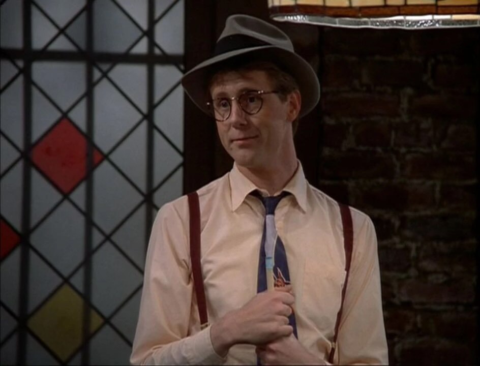 PIUpdate's tweet photo. 📺 October 21, 1982: Harry Anderson made the first of six appearances on NBC sitcom “Cheers” in his recurring role as Harry "The Hat" Gittes. He would later star in the sitcom “Night Court”. https://t.co/VHGDWt8eKZ https://t.co/WiVxzWWly2