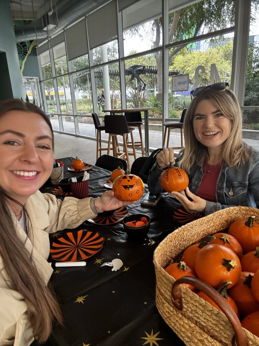 DynamicWebPaige's tweet photo. the best work days are when you get to see people you care about in person (and decorate pumpkins with them! 😁💕) @alisa_fortin 

it's been awesome to have @alihcevik @ammaar @LyalinDotCom @harrisonfjobe Jason, Nabila, and more in town this week from the @googleaistudio team https://t.co/IJrehwNy6D