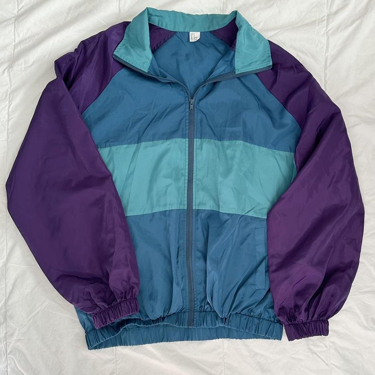 MythicalOutfits's tweet photo. Link: From Tuesday’s GMM -

‘Shein EZwear Colorblock Raglan Zip Up Windbreaker Jacket’ available via @depop ($18.35)

https://t.co/LJdYWDCicw https://t.co/OLN7PDLGWl