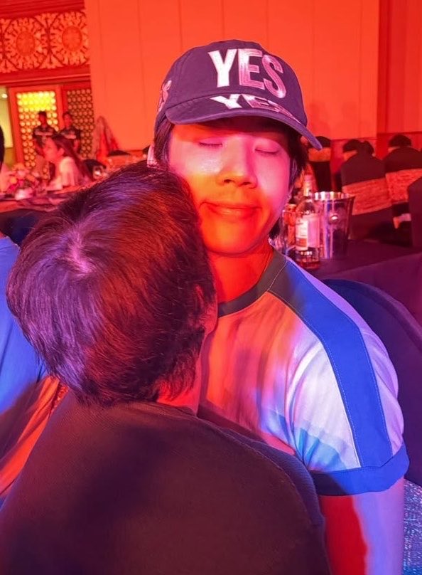 gunnieluvr's tweet photo. his neck 😵‍💫 that’s why it’s gun’s fav place fr https://t.co/RHs5CE7POR