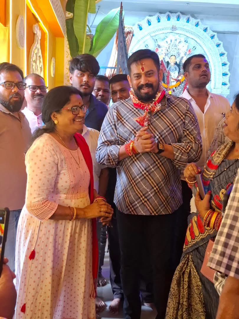 Himanshu4Odisha's tweet photo. ଭୁବନେଶ୍ୱର ବି.ଡି.ଏ କଲୋନୀ ଦୁର୍ଗା ପୂଜା କମିଟି ଦ୍ୱାରା ଆୟୋଜିତ ପବିତ୍ର ଶାରଦୀୟ ଦୁର୍ଗାପୂଜା ଉତ୍ସବରେ ଯୋଗଦେଇ ମା’ ଜଗତଜନନୀ ଦୁର୍ଗାଙ୍କ ଦିବ୍ୟ ଦର୍ଶନ ଲାଭ କରିବା ସହ ମା’ଙ୍କ ଚରଣରେ କୋଟି କୋଟି ପ୍ରଣାମ ଜଣାଇଲି। ଏହି ପବିତ୍ର ଅବସରରେ ସମଗ୍ର ବିଶ୍ୱର କଲ୍ୟାଣ, ଶାନ୍ତି, ସଦ୍‌ଭାବନା ଓ ସମୃଦ୍ଧି କାମନା କରିବା ସହ ସମସ୍ତଙ୍କ ଜୀବନ ସୁଖ, ଶାନ୍ତି ଓ ଆନନ୍ଦରେ ଭରିଉଠୁ ବୋଲି ମା’ଙ୍କ ନିକଟରେ ପ୍ରାର୍ଥନା କଲି...

#DurgaPuja2026 #MaaDurga #Bhubaneswar #DivineBlessings #Odisha