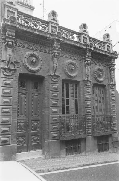 Criticartt's tweet photo. Avui al blog us explico la història de la casa dels Gossos del carrer Bolivar d Barcelona, un petit tresor amb els dies comptats, ja q l’@bcn_ajuntament té previst enderrocar-la! I si la conservem i la tornem a envoltar d jardins? https://t.co/SSKb0TAL0N https://t.co/62cGWT1Irp