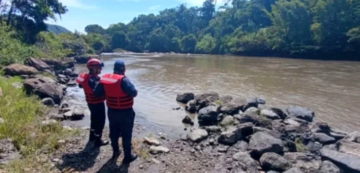 lafmsantanderes's tweet photo. #Lluvias | Un joven de 23 años, identificado como Jeider Johan Hernández Tobón, habría sido arrastrado por corriente de agua en medio de tormenta en #Barbosa https://t.co/QURvtwIZsH