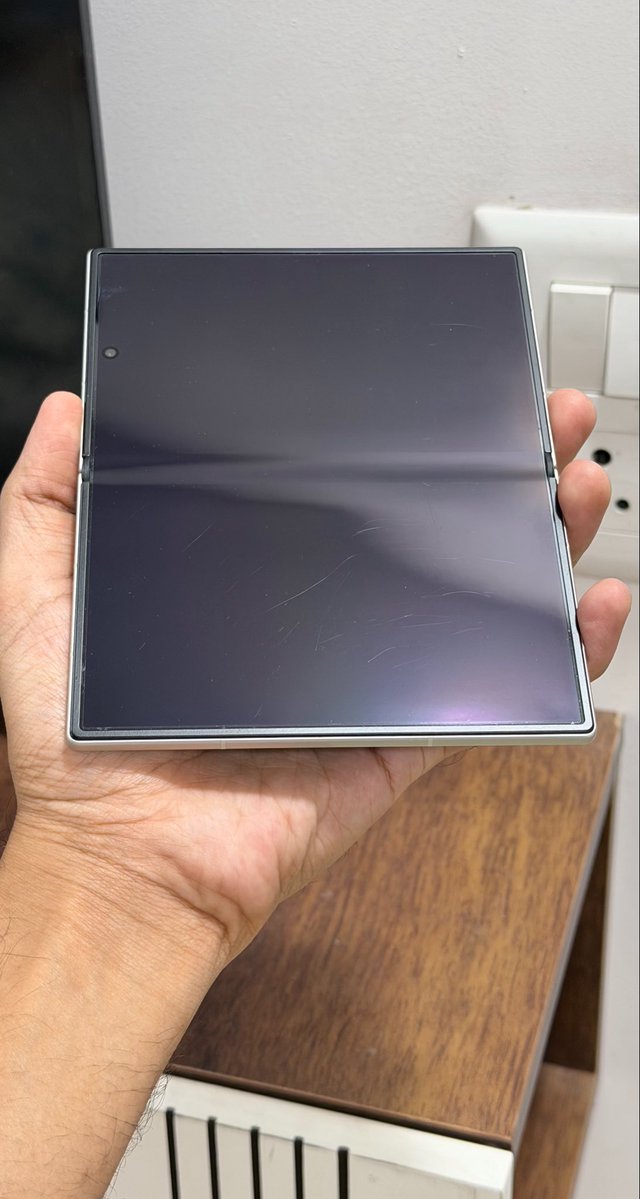 techdroider's tweet photo. Samsung Galaxy Z Fold 8 Crease After 2 Months https://t.co/fzPTLUs1hu