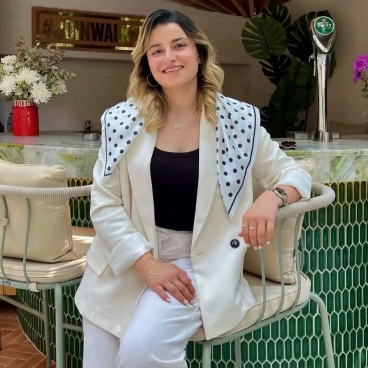 mhahaber_'s tweet photo. Adana'da 22 yaşındaki Sevda Dinler, arkadaşlık teklifini reddettiği 42 yaşındaki erkek tarafından ailesiyle piknik yaparken tüfekle vurularak öldürüldü.

◆ Genç kadının, kendisini rahatsız eden şüpheli hakkında daha önce  uzaklaştırma kararı aldırdığı ortaya çıktı. https://t.co/HOTX3e17u7