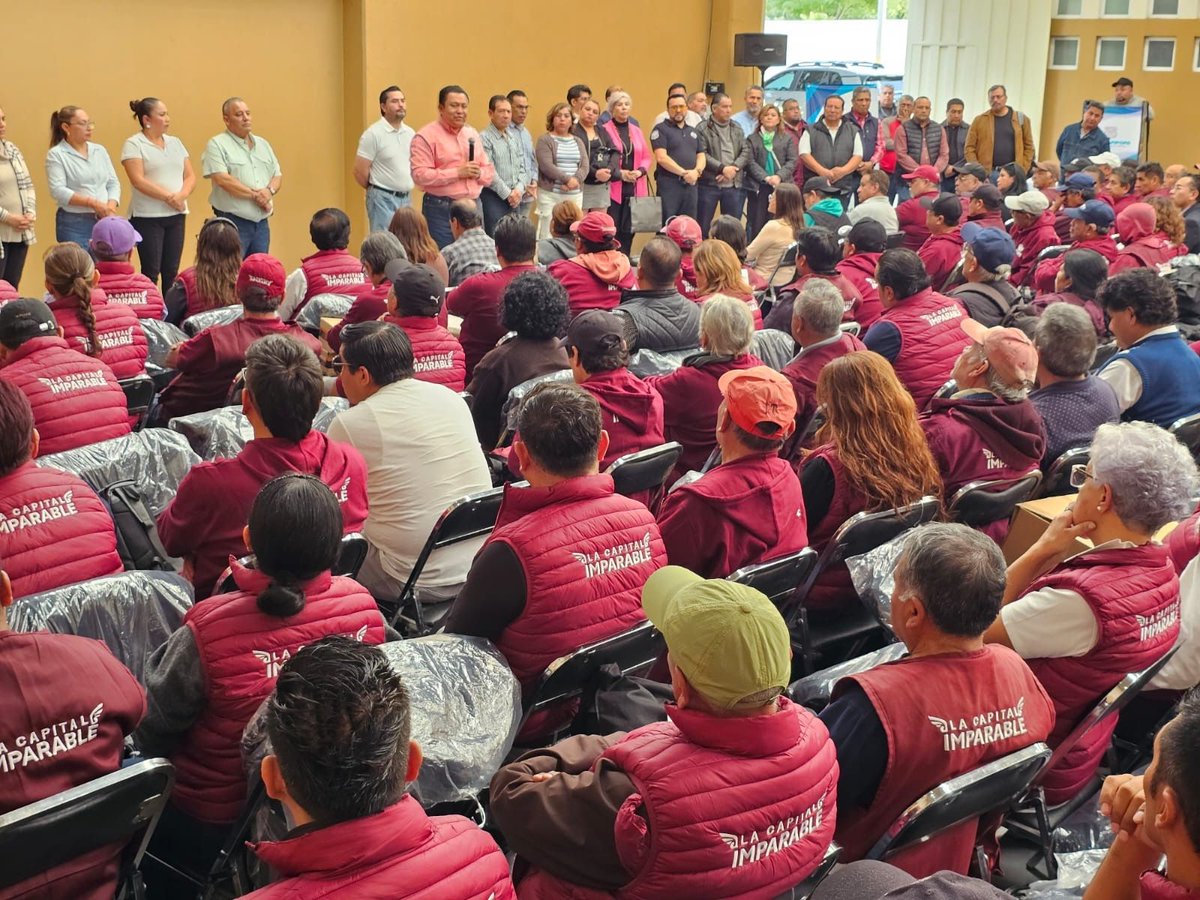 GonzaloJuarezM's tweet photo. Continuamos con nuestro compromiso de entregar uniformes para el mejor desempeño de las labores diarias de mis queridos compañeros, poniendo en alto el trabajo de los sindicalizados. https://t.co/RnvhWc3Ho9